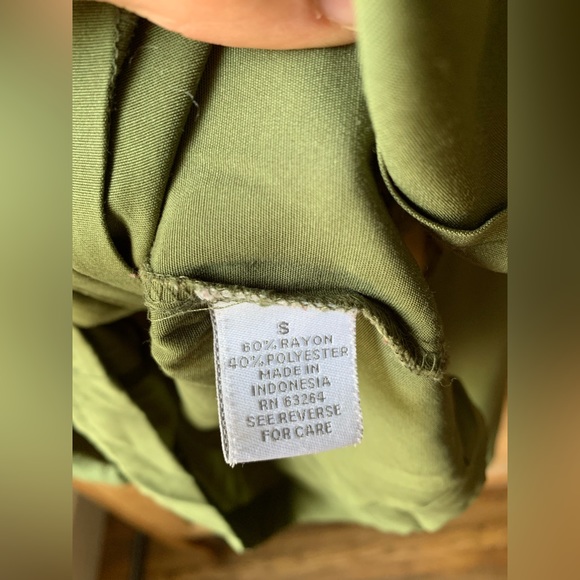 Green button down blouse - Picture 3 of 4